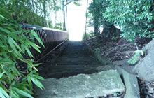 霊泉の滝へ降りて行く階段
